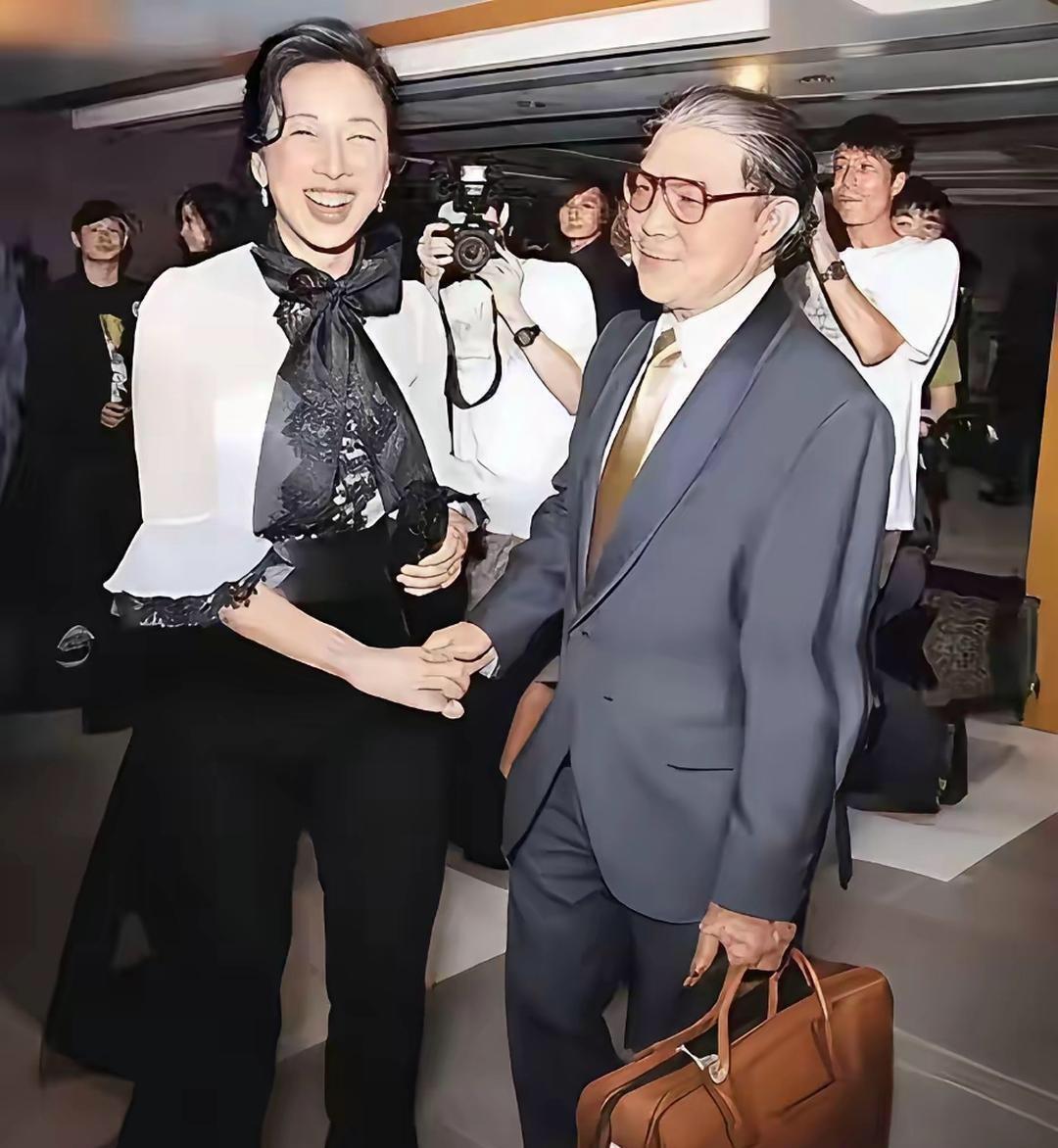 离婚后的朱玲玲与霍震霆在活动上相遇时的一幕