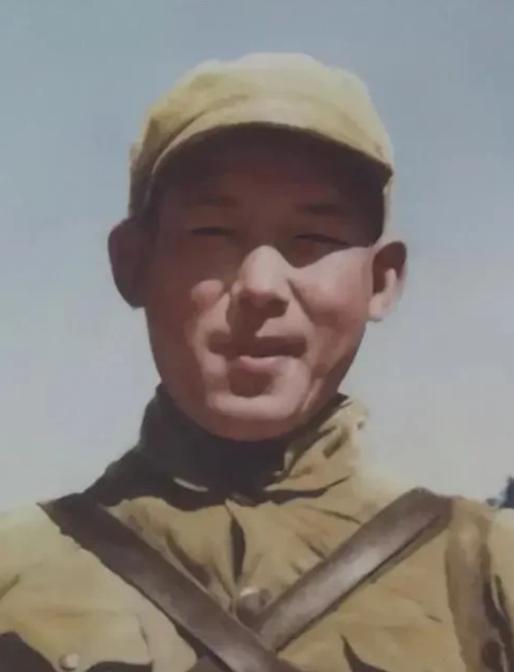 1951年，志愿军排长被13名美军包围，美军见他不断咳嗽，嘴角都咳出了血，顿时面
