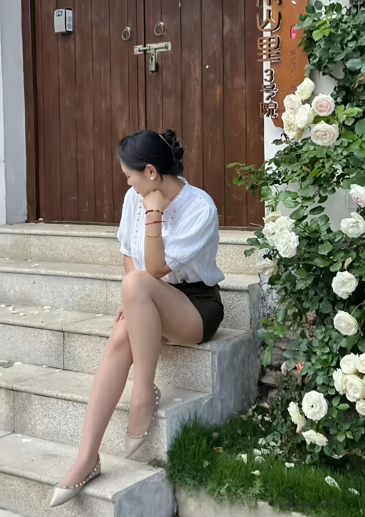 优雅坐阶间   白衣与玫瑰相伴
