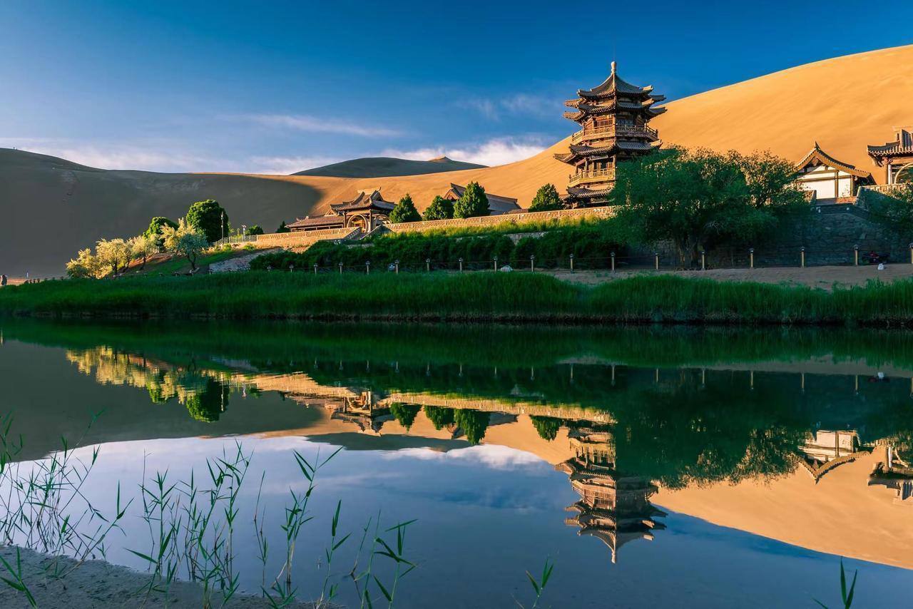 月牙泉。月牙泉荒漠中的古建筑 大漠楼阁 古建与沙漠