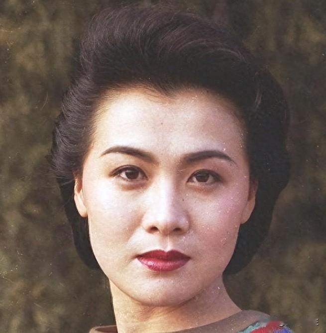 她是陈道明一生的痛，刚捧起金鹰奖杯就被查出重疾，走时孩子才两岁，陈道明在告别仪式