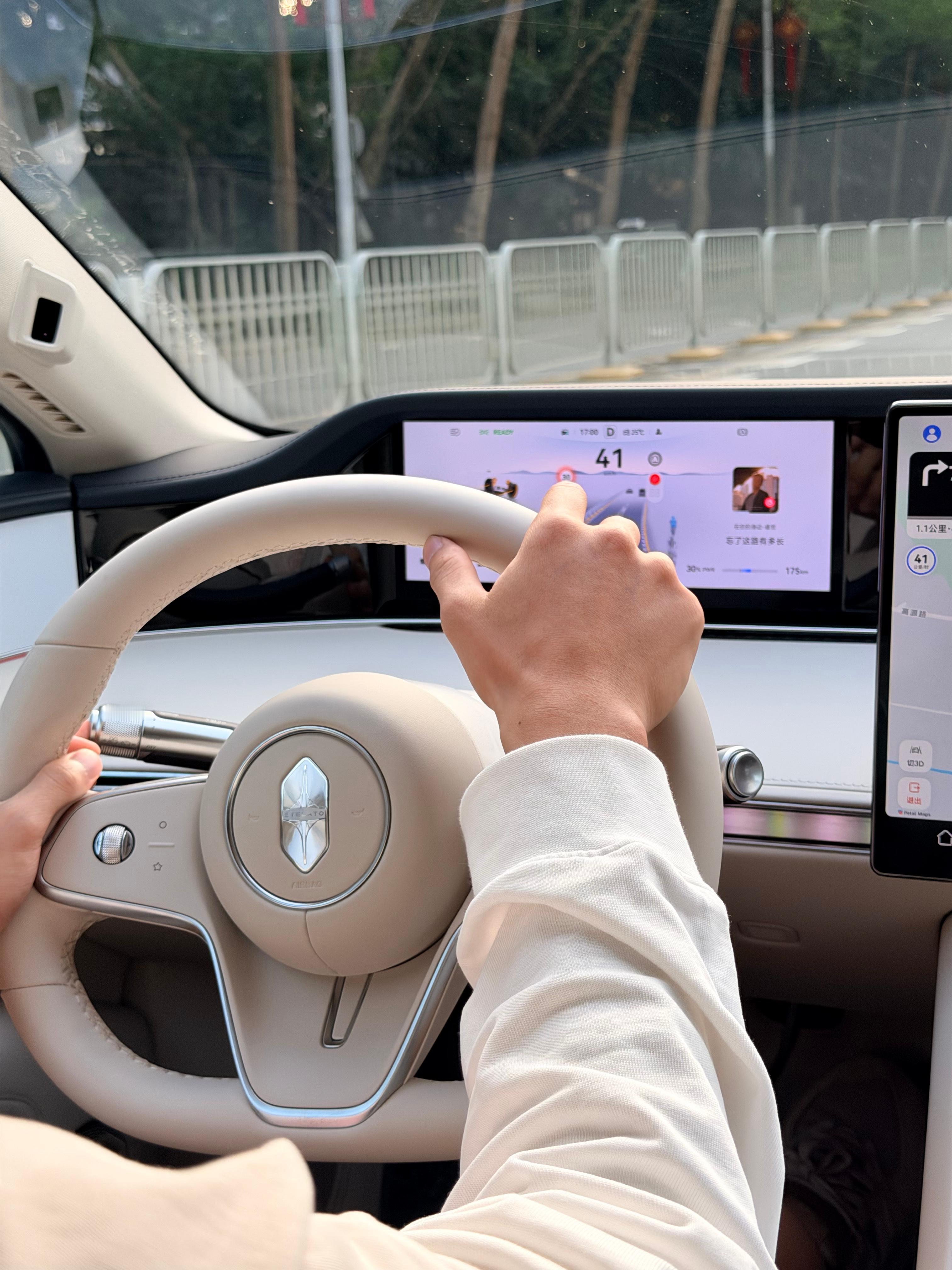 叼牙线都要被罚，那以后开车是不是手不能离方向盘也不能呼吸了