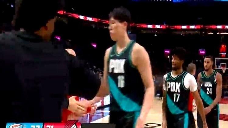 杨瀚森总算逮着机会了！正好两边首发中锋都打不了，这不就是为他准备的吗。

第二节