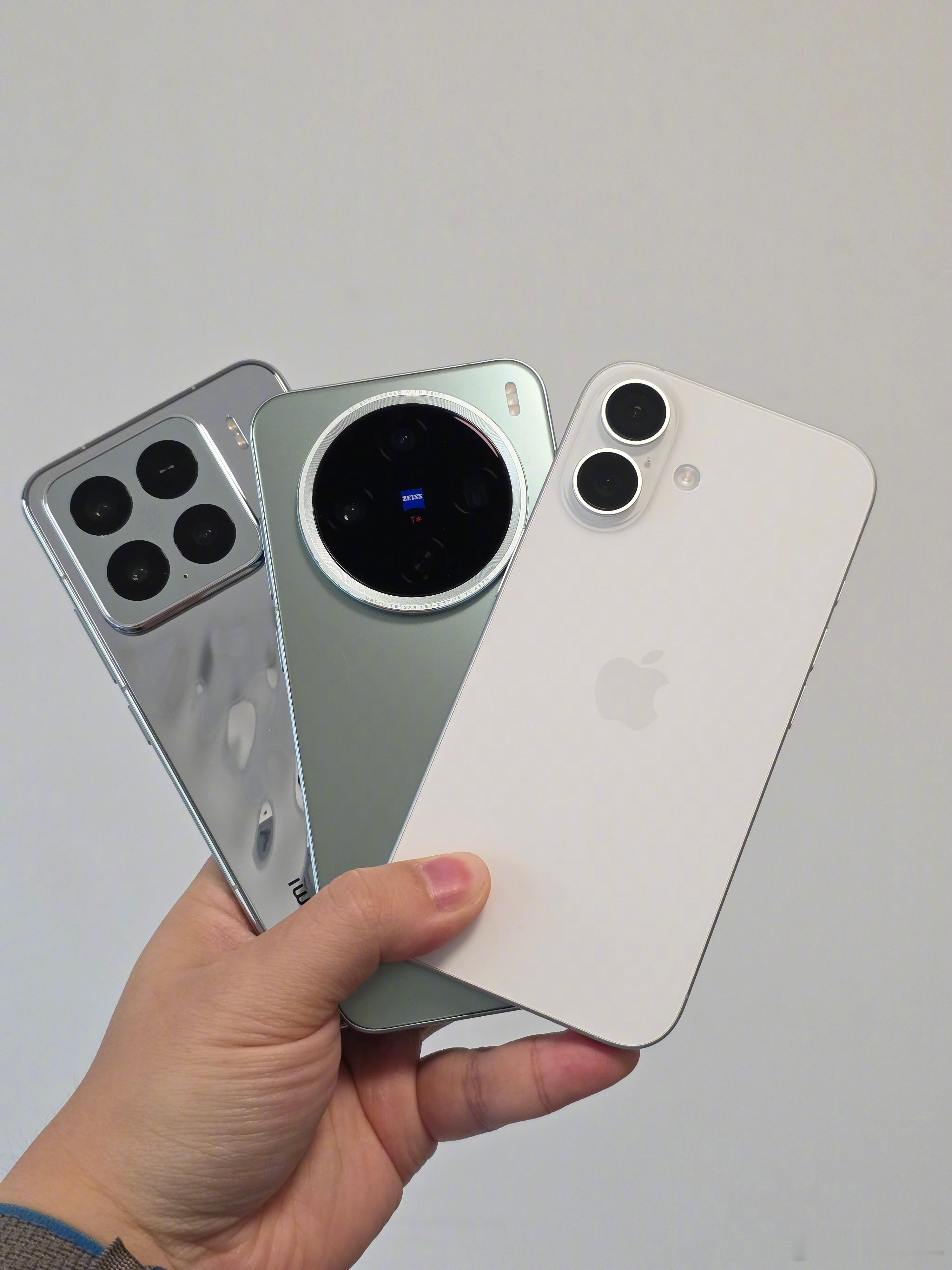 果粉同事说，如果下一代标准版 iPhone 上高刷屏幕，那对这些安卓小屏旗舰们将