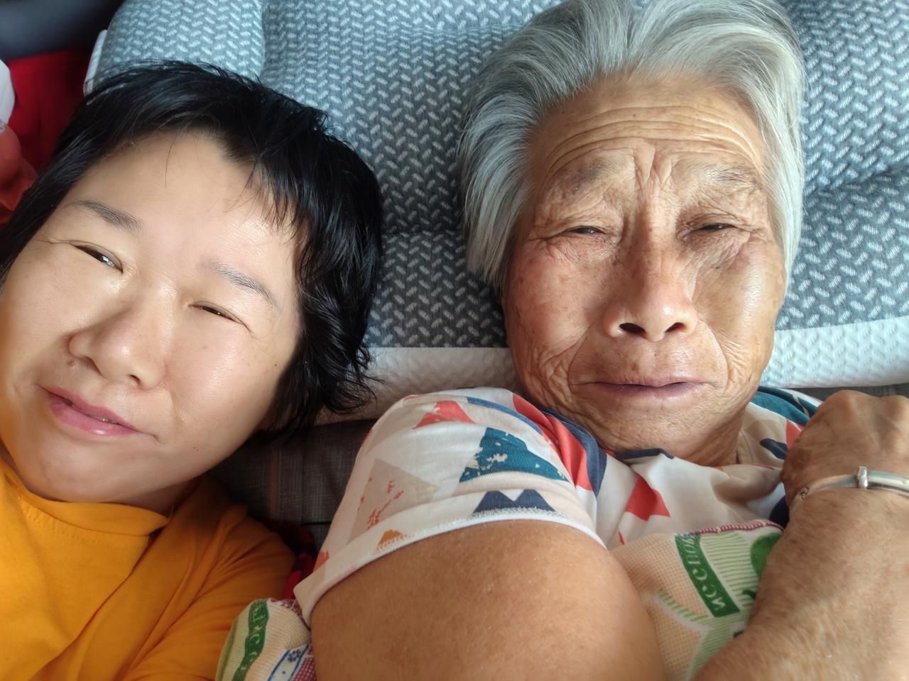 九点了，我和老妈俩人还赖在被窝里不起来。哎呦喂，日子太惬意了。外边队里的大喇叭唱