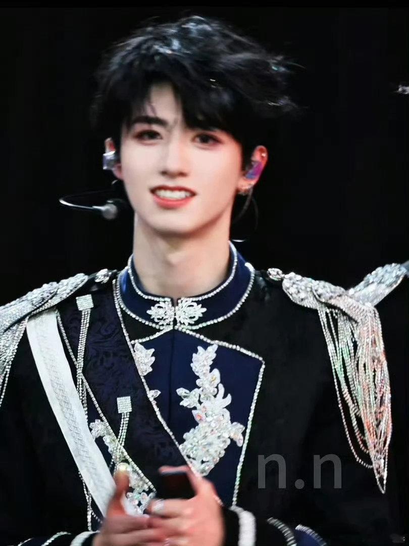 朱志鑫让爱大声说出口朱志鑫蝴蝶妆被朱志鑫最新营业照帅哭了~鼻子上化着蝴蝶妆，脖子