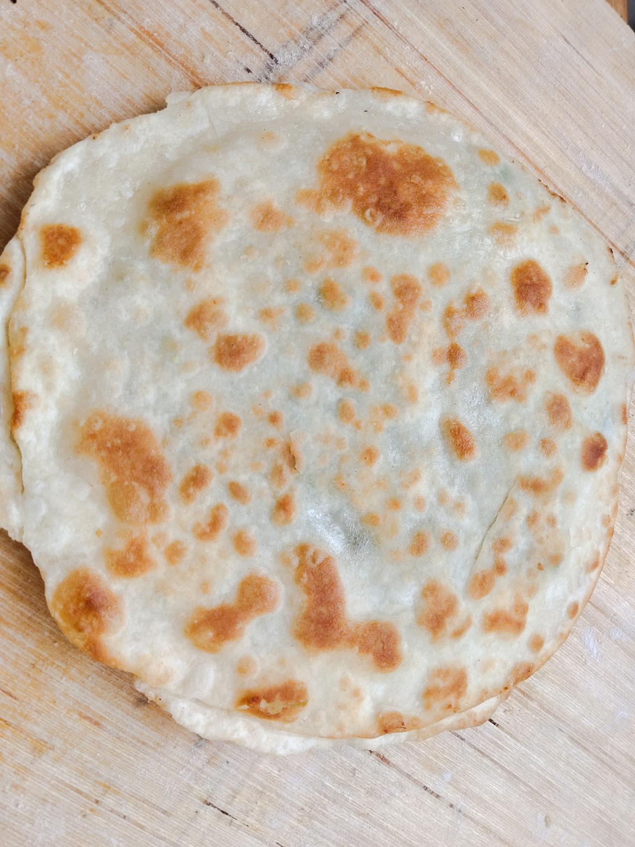 我喜欢做面食，平时会在家蒸点馒头，包子，发面饼，菜饼等。

这是我做的韭菜鸡蛋饼