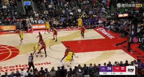 詹姆斯老矣——连连续胯下都运不明白了！
图1：这可是他招牌，又砸自己腿上了。招牌