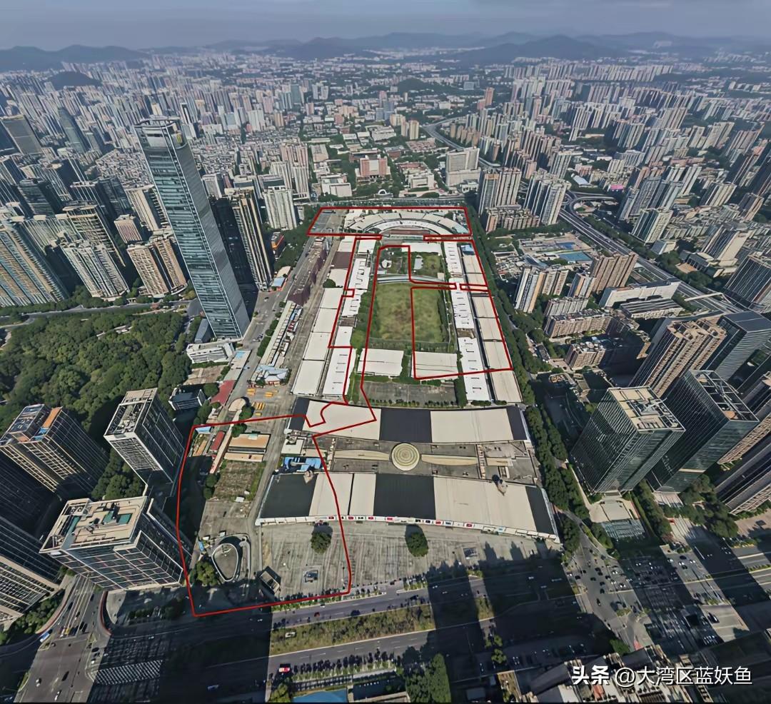 跑马场地块那事儿，半个月了还在被念叨。开拍时网站卡到崩，多少人盯着屏幕算数字，从