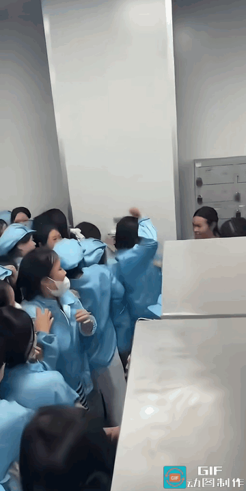来自越南工厂工人的矛盾

下班了，人多打卡机少，为了争抢打卡机的使用权三个女工发