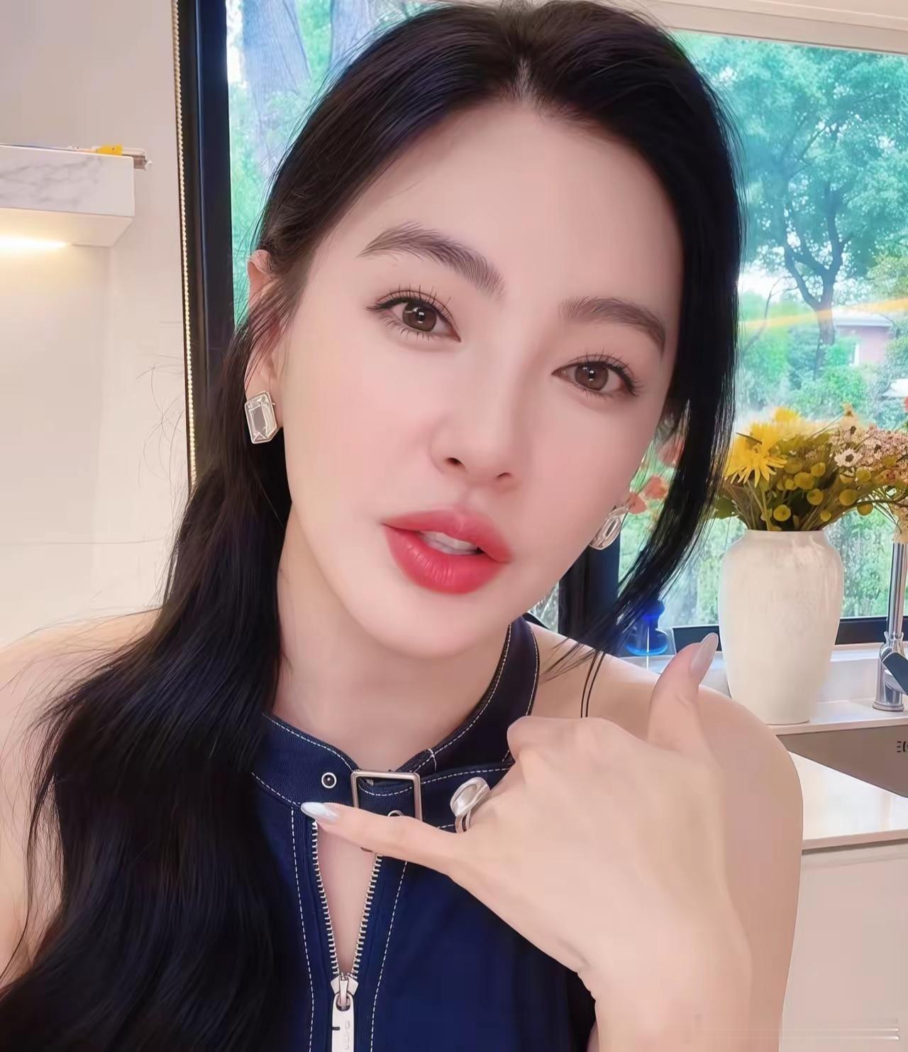 张雨绮直播征婚竟然还让网友帮忙介绍说白了，这又是她的一次直播炒作吧前脚刚和小男友