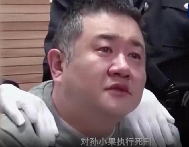 当年，孙小果签字手抖是因为怕死，
可那些被他祸害的女孩呢？还有人记得吗？

19
