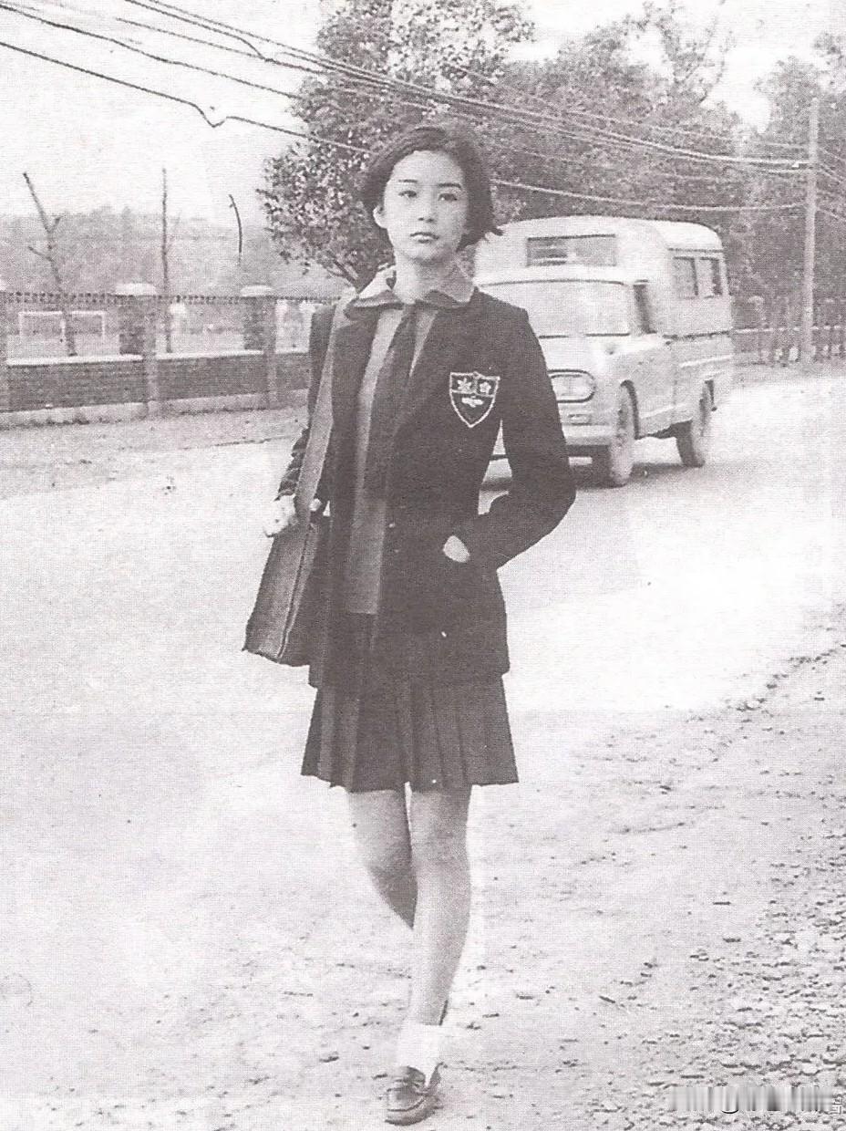 1999年琼瑶接受采访时，罕见说出了心里话。
她第一次见到林青霞，对方才十九、二