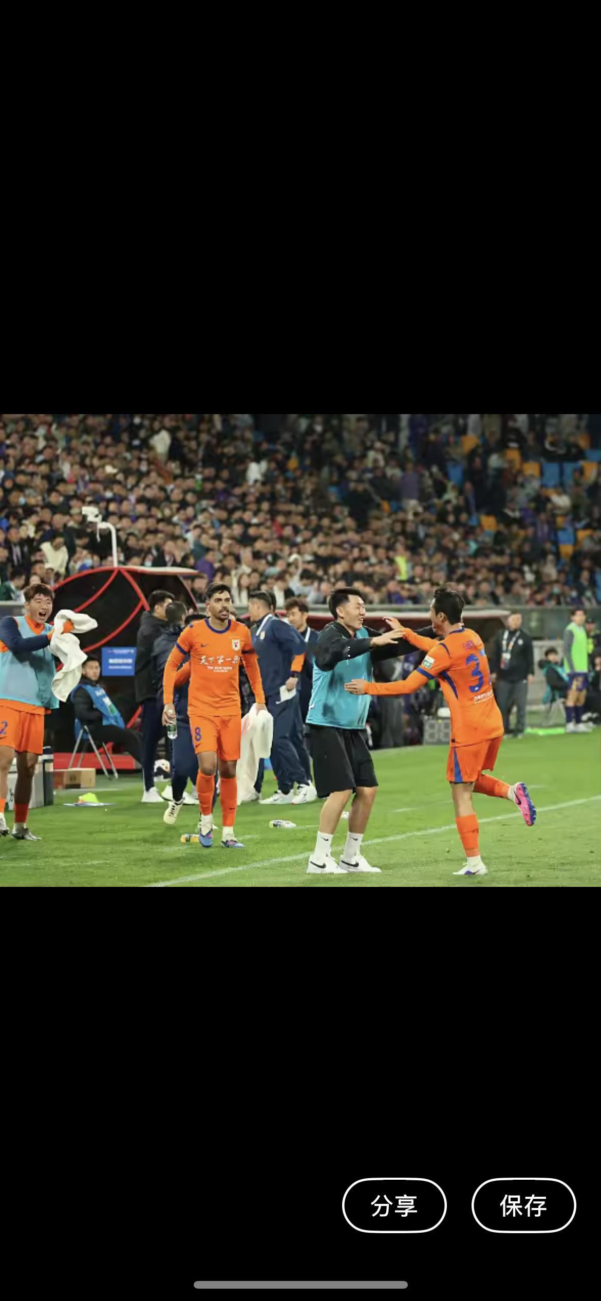 4月24日讯 据山东媒体《望岳》报道，山东泰山队今天乘坐高铁出征青岛，备战26日