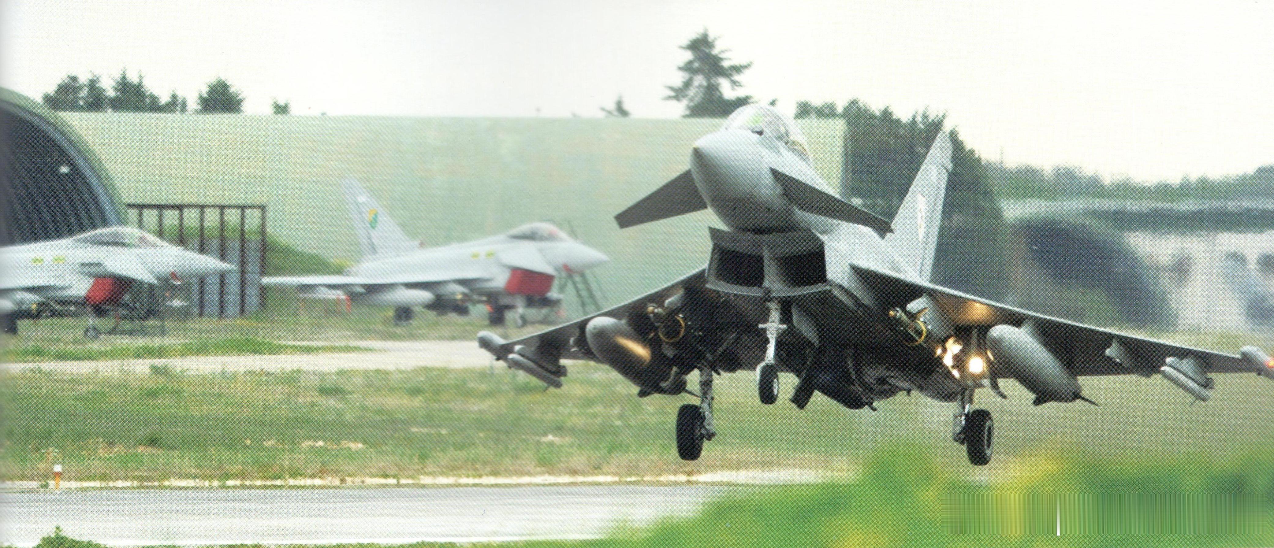 2011年英国皇家空第29（R）中队1架“台风”战斗机，携带“莱特宁”III吊舱