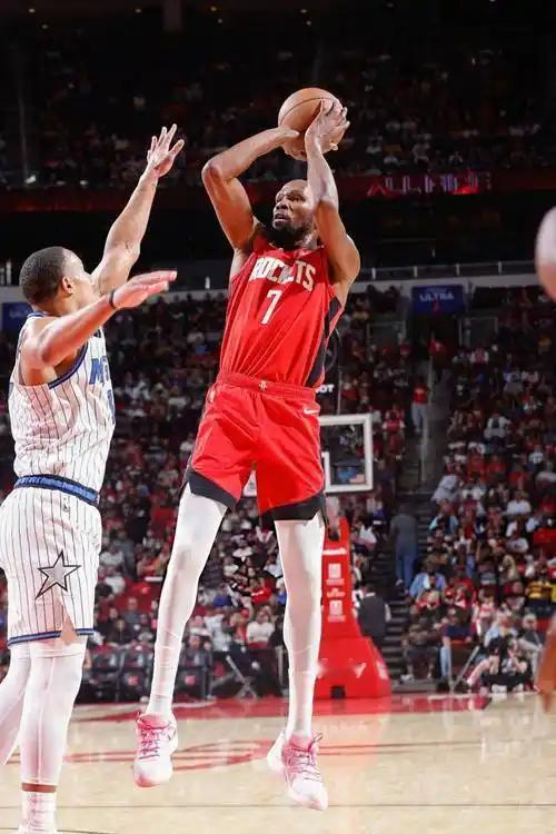 37岁的杜兰特正在用另一种方式统治比赛
不是更高的数据，而是更精准的选择

上赛