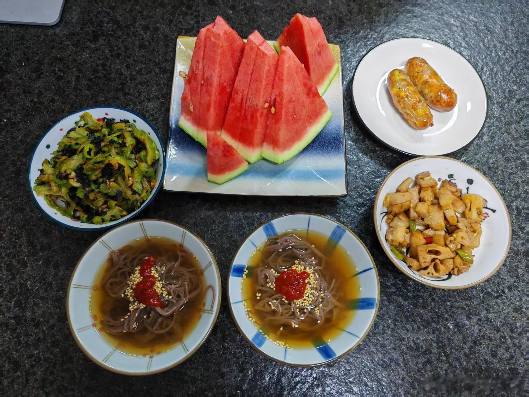 我在厨房做饭，江哥在旁边唱歌。江哥问我：“你说我为什么每天都会快乐地唱歌？”我说