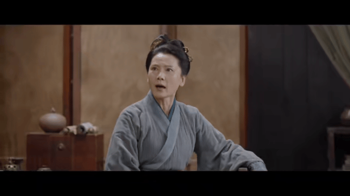 何赛飞把范明手臂咬紫了何赛飞把范明手臂咬了一排牙印范明受访展示手臂牙印，称何赛飞