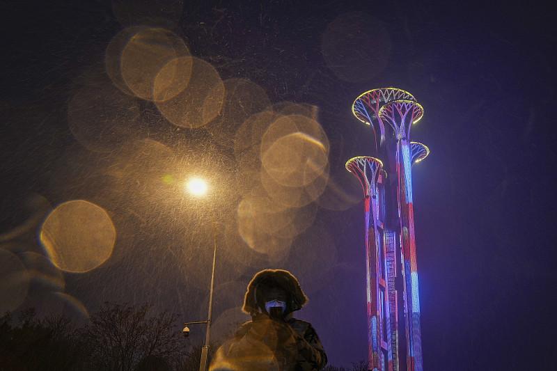 以黑夜、风雪、暗影比喻人生低谷、磨难困境；肝胆、胸中炉火、不弯脊梁代表内心的勇气