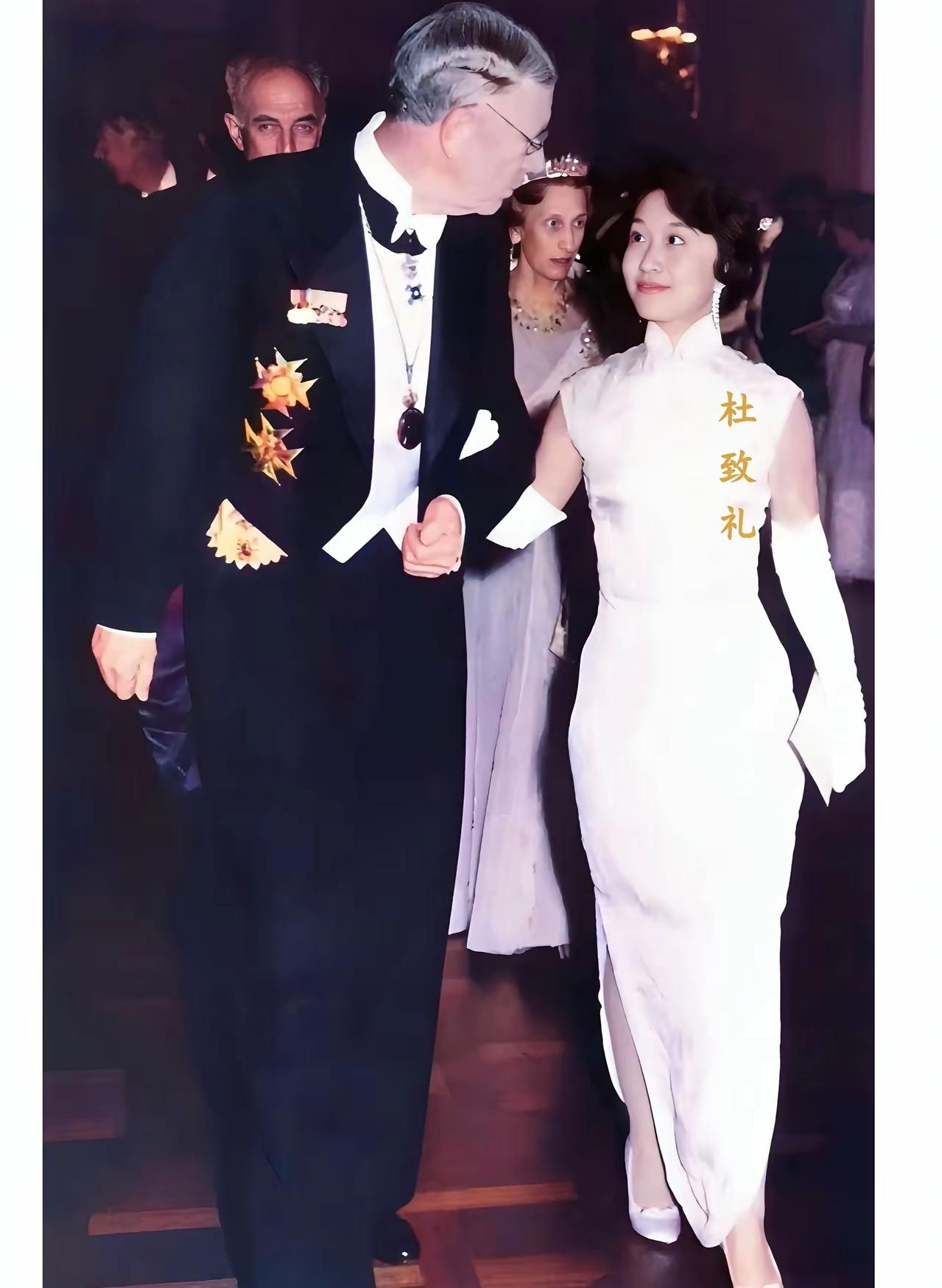 这张老照片里的杜致礼，
真把东方女性的美刻进骨子里了！

1957年她陪着杨振宁
