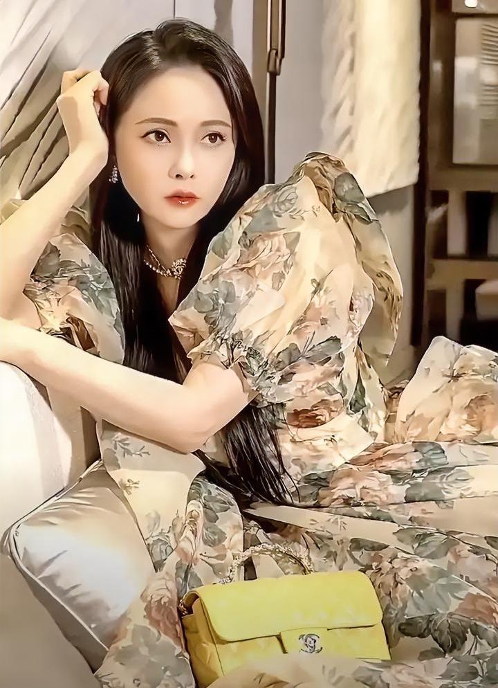 伊能静57岁，吃饭拿秤称，秦昊说她“有病”。

但网友吵翻的不是这个。

有人说