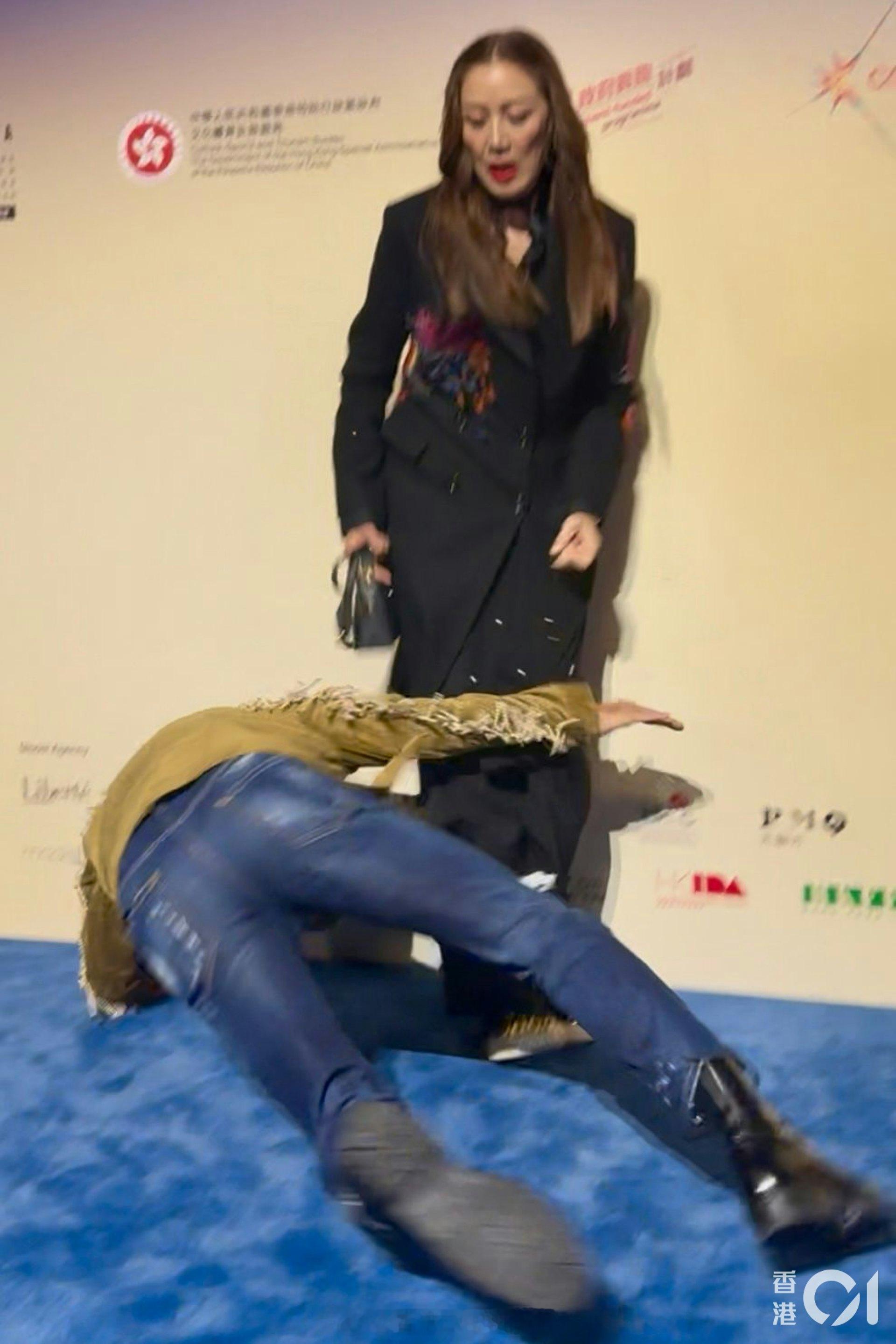 任达华滑倒华丽转身摆姿势 网民赞老当益壮：身手好过好多后生仔 | 香港01现年7