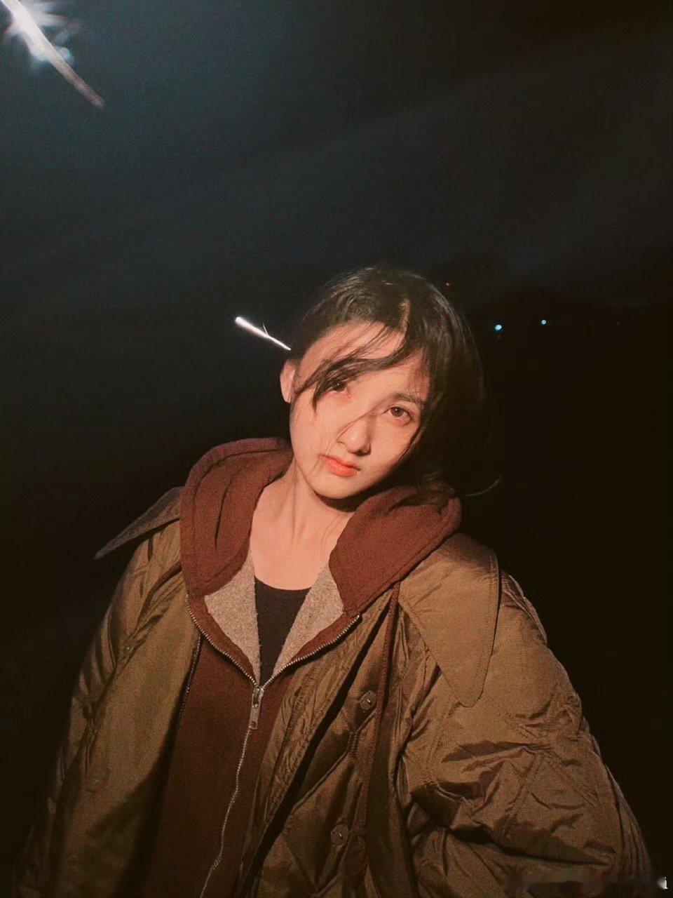 宋祖儿瘦成纸片人了 宋祖儿这瘦得也太夸张了！《表妹万福》开机路透里，看着跟纸片人