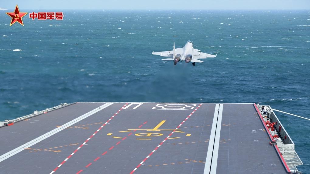 歼15挂弹起飞硬刚外军航母编队

这不是电影特效！西太平洋上演惊天对峙，外军双航