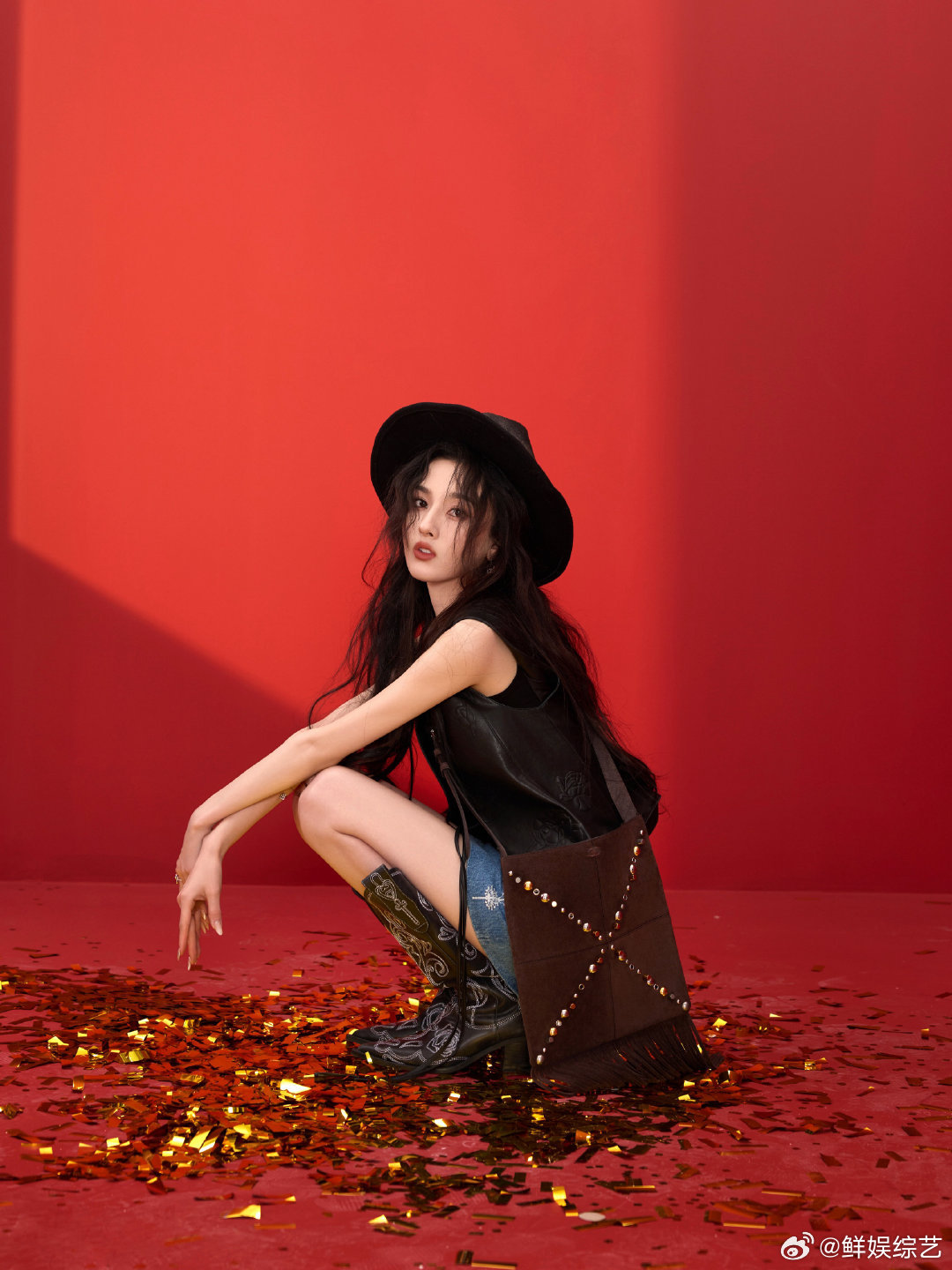 宋祖儿优雅小鹅宋祖儿黑色羽毛救命！宋祖儿今天是优雅小公主没错了！脸上轻轻飘着一根