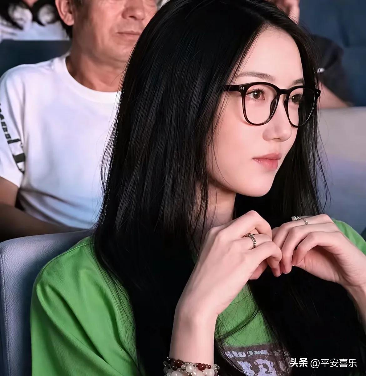 錢果然是万能的

王菲女儿李嫣的最新照片
哪怕把图片放大看，她的嘴上也看不出任何