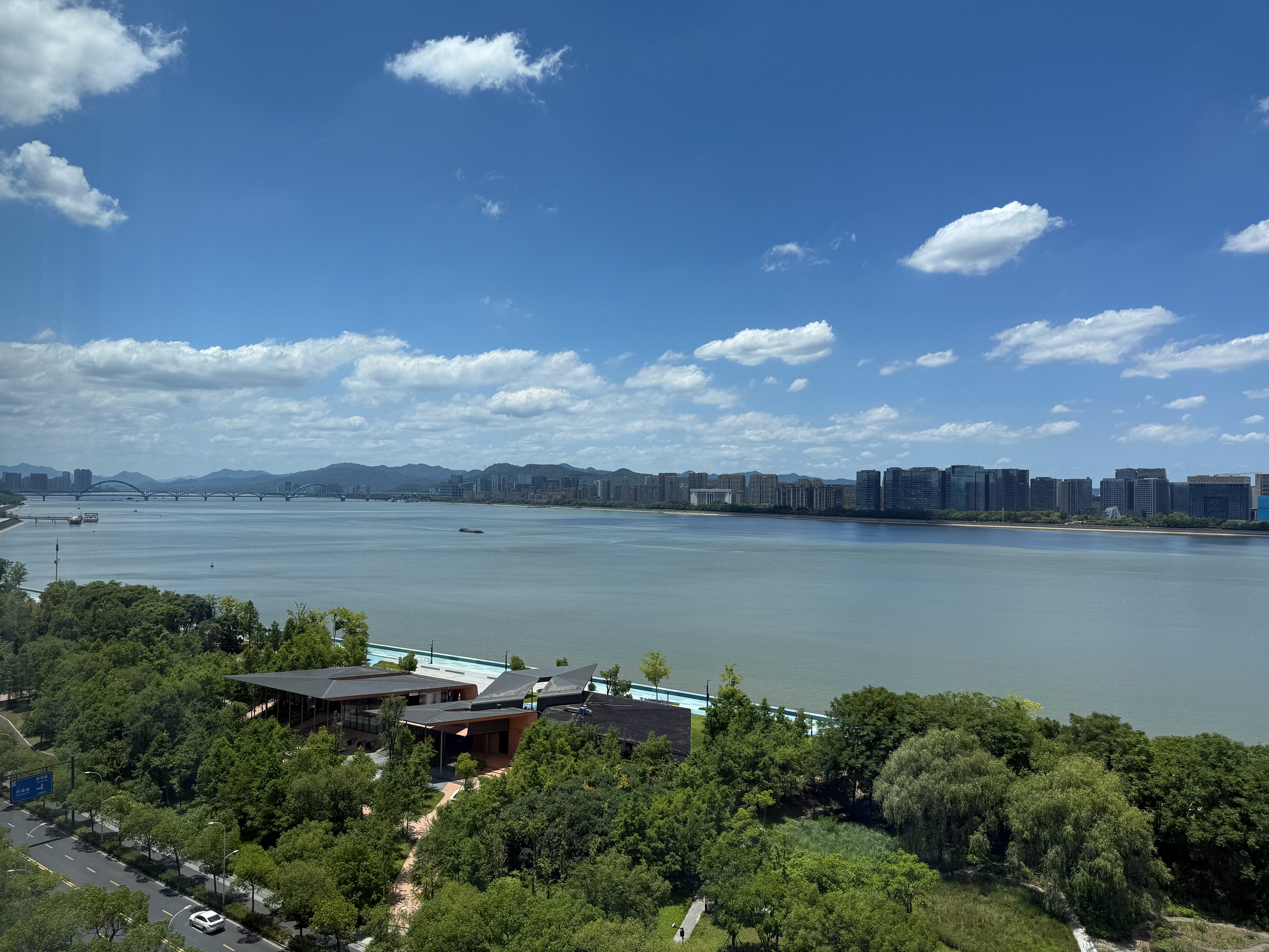 杭州这个天色是真好，就是热的跟火炉一样，室外接近40度了，不过看了眼深圳的天气，