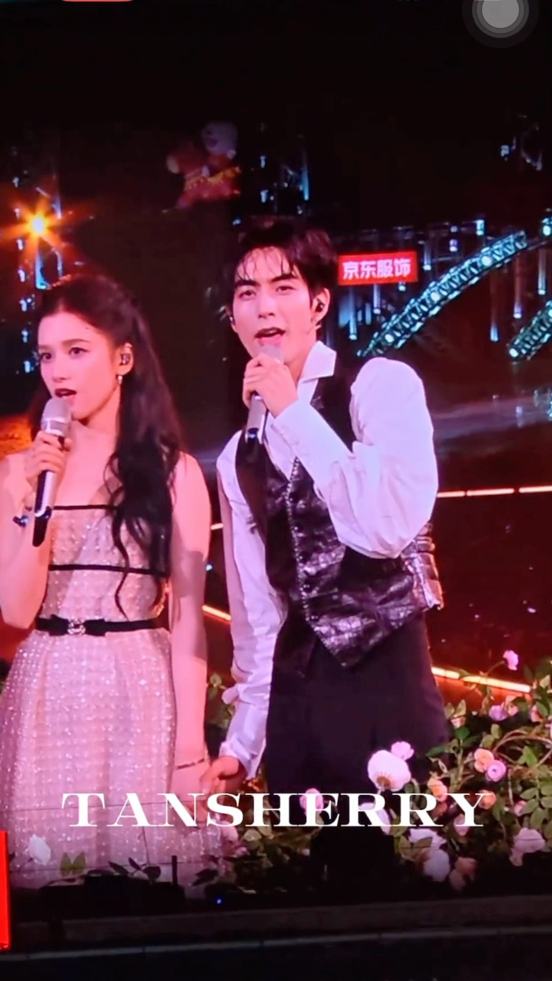 宋威龙张婧仪签售合唱《第57次取消发送》  宋威龙张婧仪牵手舞台