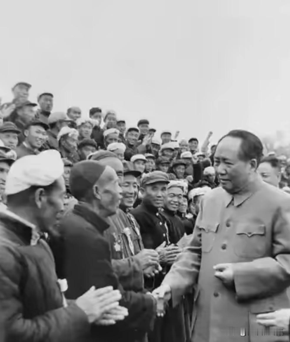 1957年4月21日，中南海怀仁堂后草坪，毛主席亲切接见陕北老根据地参观团，与每