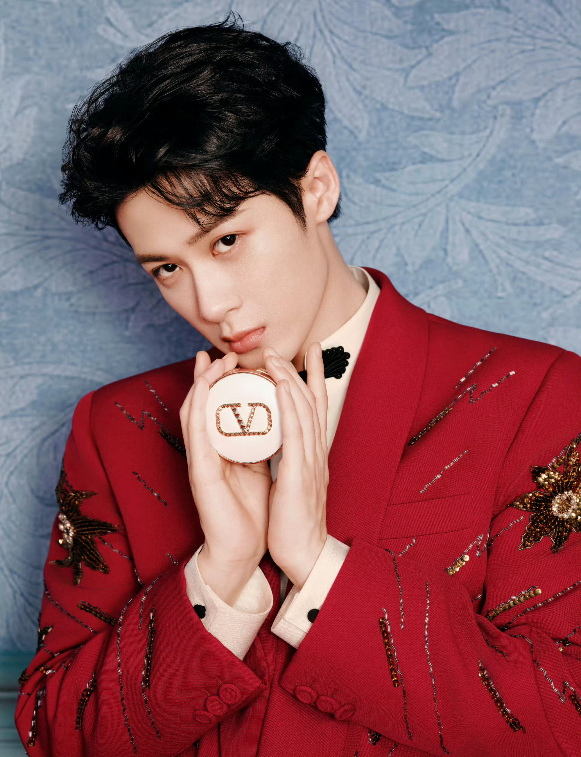 新年开门红，Valentino美妆全球代言人檀健次全新新年大片，一袭红装高级亮眼