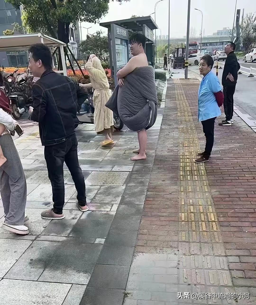 半夜突发5.5级地震，多地有明显震感，四川网友淡定操作引热议
 
凌晨突发地震，