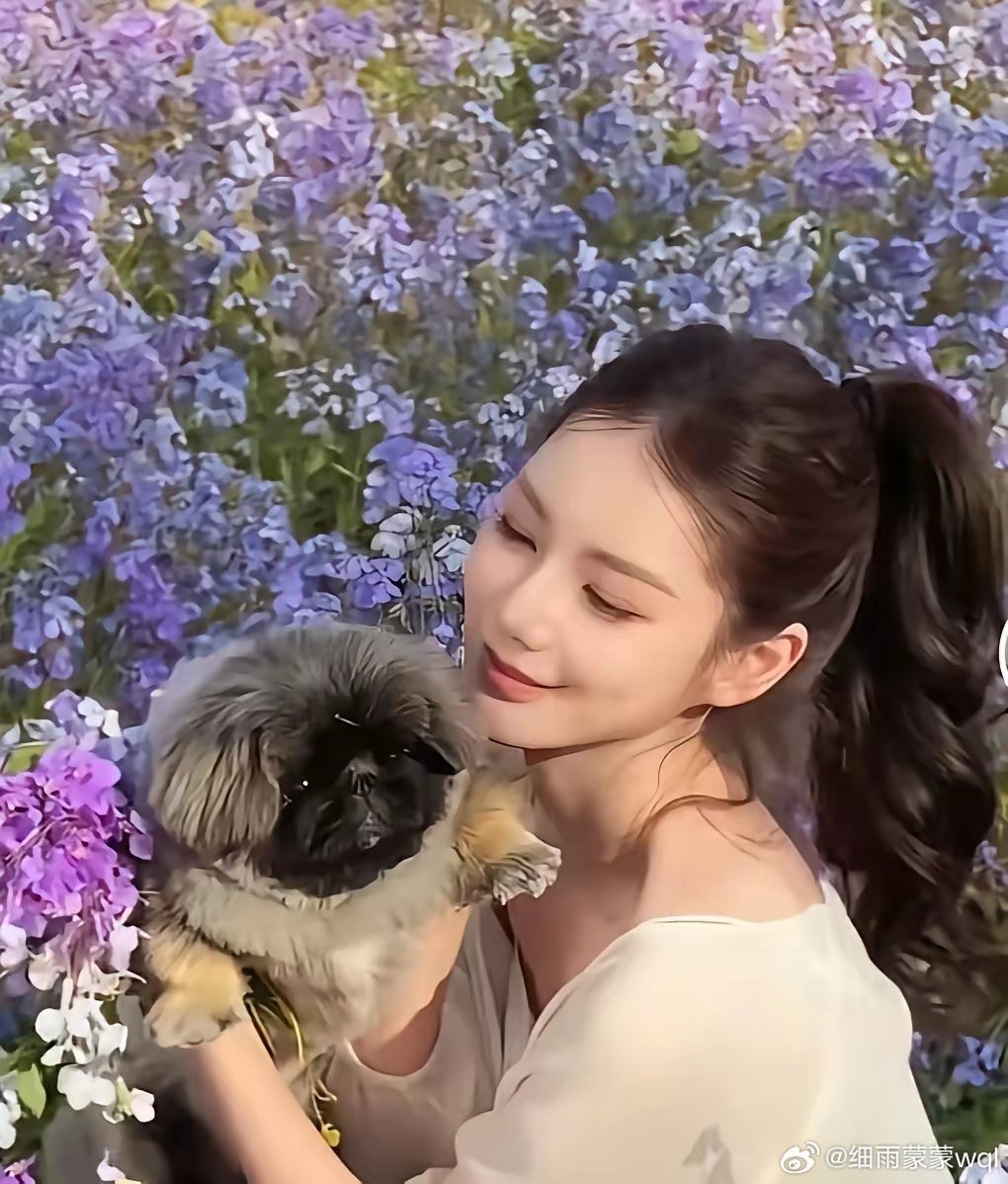 马筱梅高调的回到了北京，没有晒婆婆，没有晒自己的儿子，就专晒了自己漫步在花丛中的