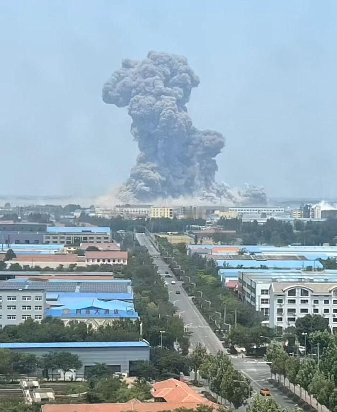 【山东一化工车间发生爆炸 】5月27日11时57分左右，山东高密友道化学有限公司