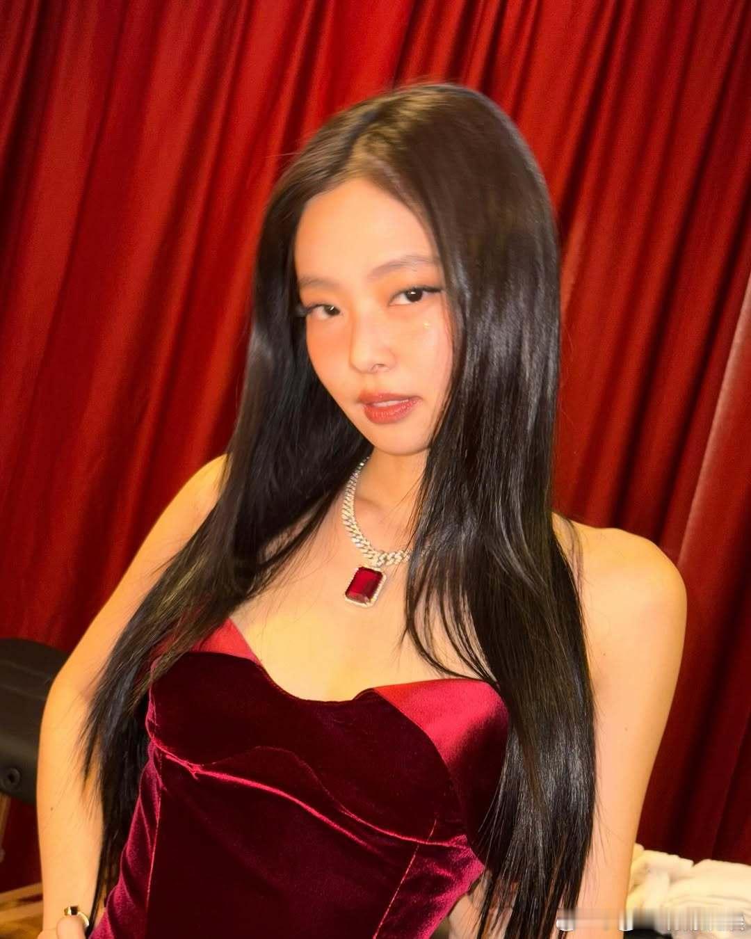 jennie红色诱惑Jennie更新博文，红色丝绒抹胸搭配红色项链，视觉冲击力好