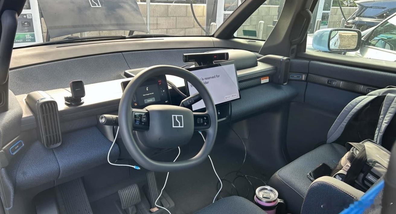 极氪也有盖板内饰嘛这是什么车的，还是说工程车呀！我说第一次见 北京