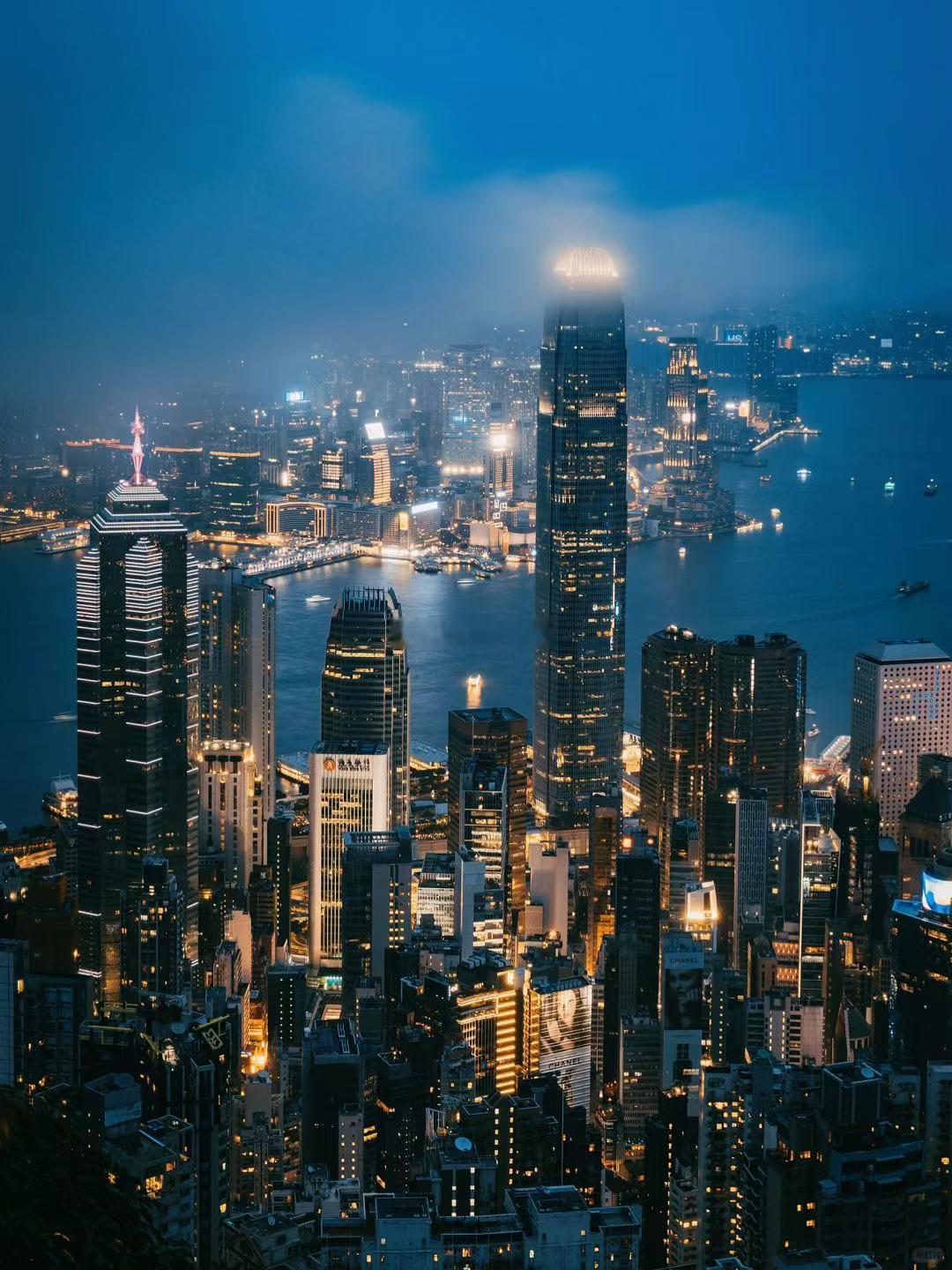 创造财富，首先要认清一个现实：金钱是世俗社会的核心资源，过于清高孤傲的性子，很难