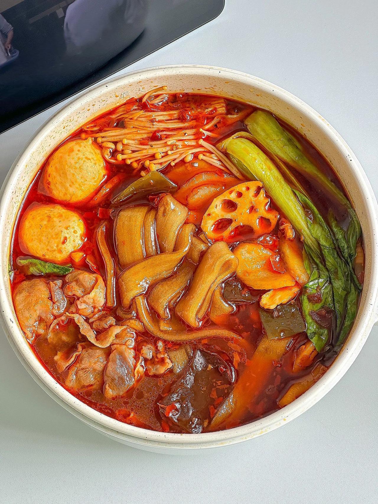 自制又香又辣的麻辣宽粉火锅！！巨好吃~
每次去火锅店必点的宽粉！！今天在家也安排