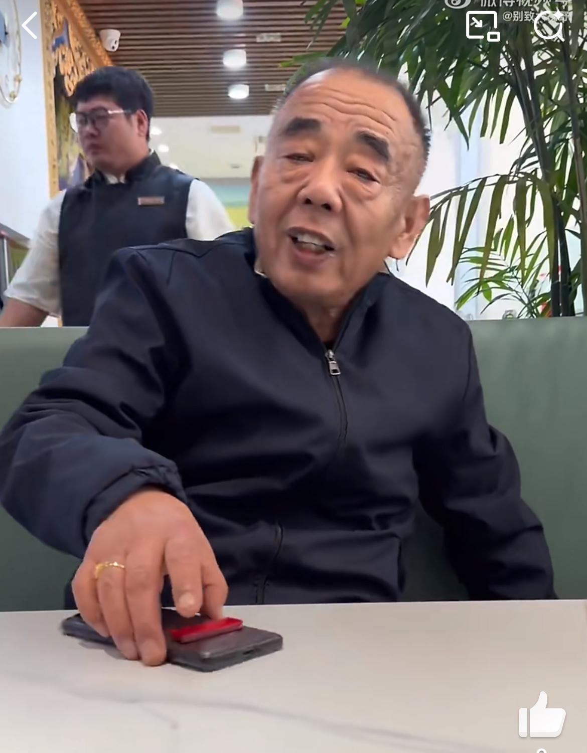 餐馆老板曝光，一老登请客吃饭花了290，回头耍赖找饭店要回100块，说吃贵了。5