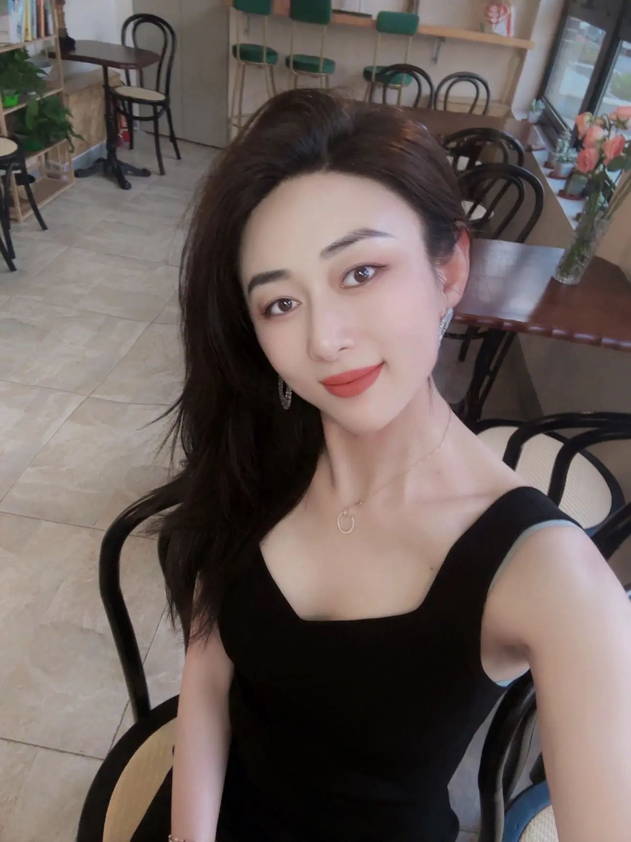 人性复杂又真实，就像“你周围的人，可能希望你好，但肯定不希望你比他更好...