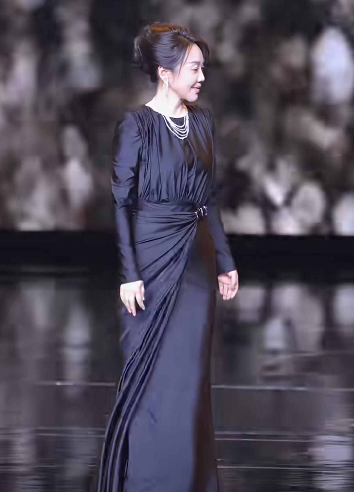 恭喜闫妮澳门封后！在刚揭晓的金莲花奖上，她以《小巷人家》里的黄玲一角，荣获最佳女