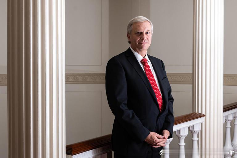 智利圣地亚哥（美联社）——智利极右翼前议员何塞·安东尼奥·卡斯特在周日的总统选举