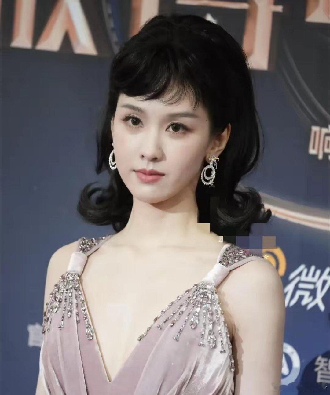 陈都灵亮相微博电影之夜，今天是复古赫本风，美得让人迷糊！ ​​​