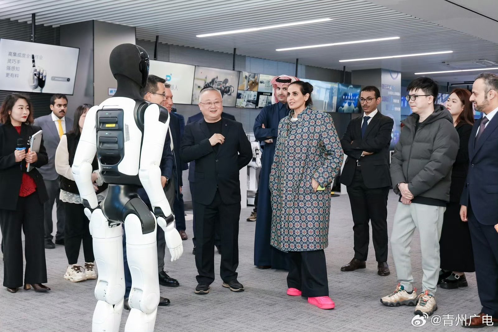 卡塔尔公主到访上海智元机器人 高端国际交流落地科创企业，卡塔尔公主到访智元机器人