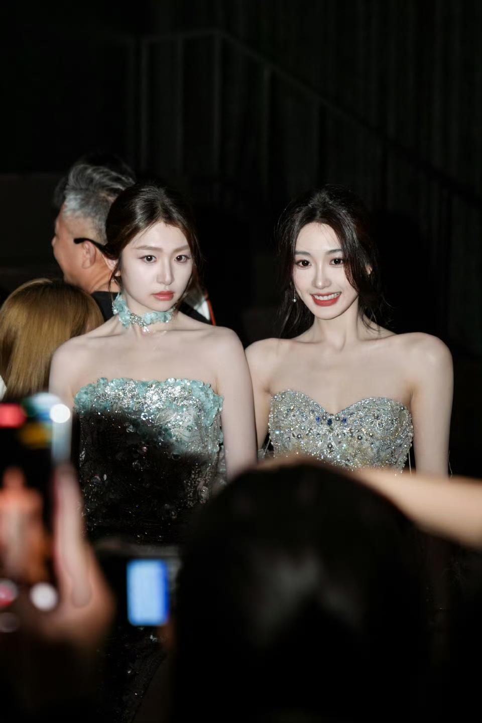 孙乐言、徐如蓝时装周同框。
两季“心动的信号”联动了。
两季的大美女孙乐言和徐如