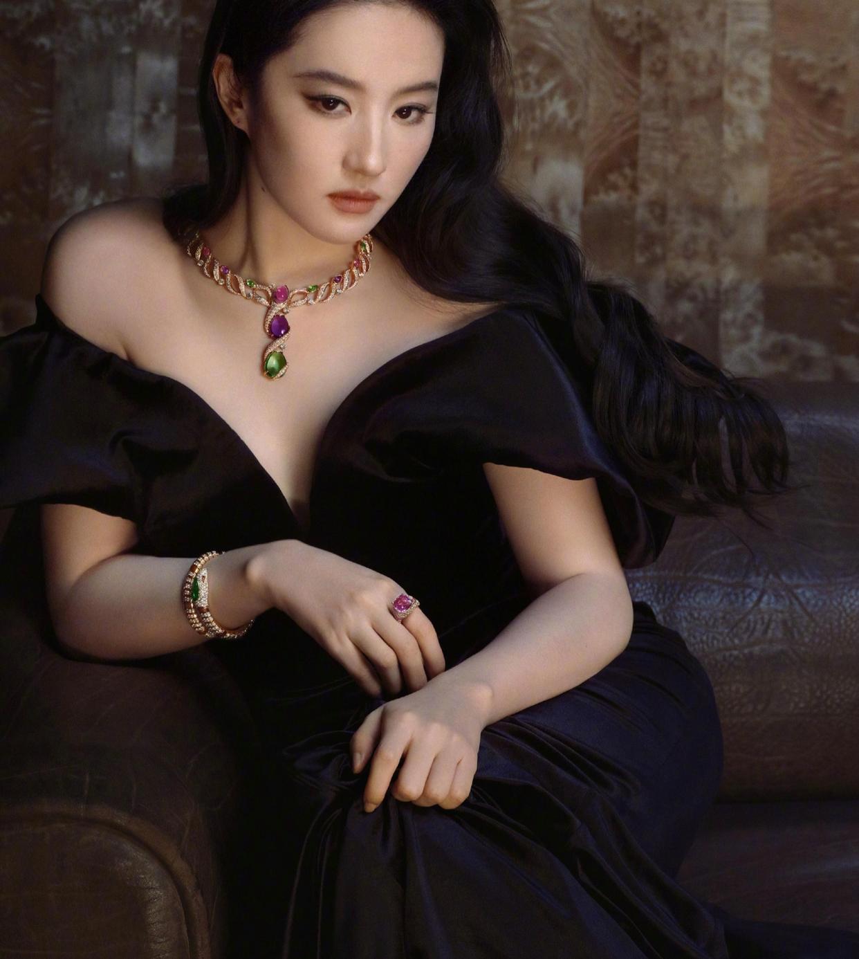 1. 刘亦菲团队曾多次为她申报奖项，却屡屡因为国籍原因被驳回。她本人对此看得很淡