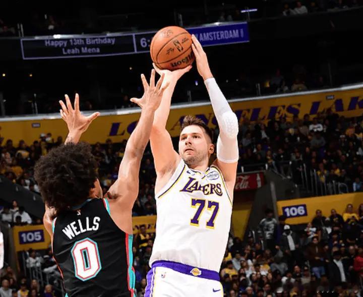 湖人双杀灰熊詹姆斯26分10助攻詹姆斯快攻的神 湖人今日落后灰熊16分完成逆转，